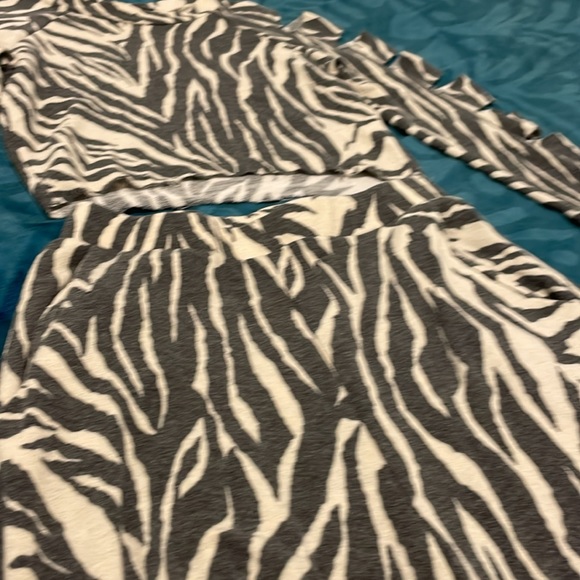 Two Piece - Picture 5 of 5